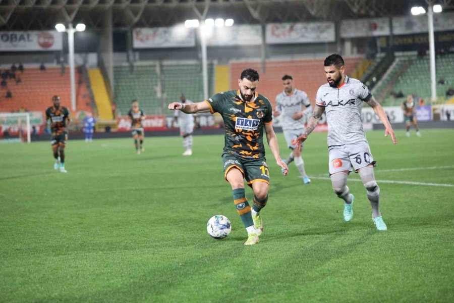 Spor Toto Süper Lig: Corendon Alanyaspor: 0 - Medipol Başakşehir: 0 (ilk Yarı)