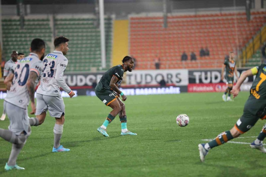 Spor Toto Süper Lig: Corendon Alanyaspor: 0 - Medipol Başakşehir: 0 (ilk Yarı)