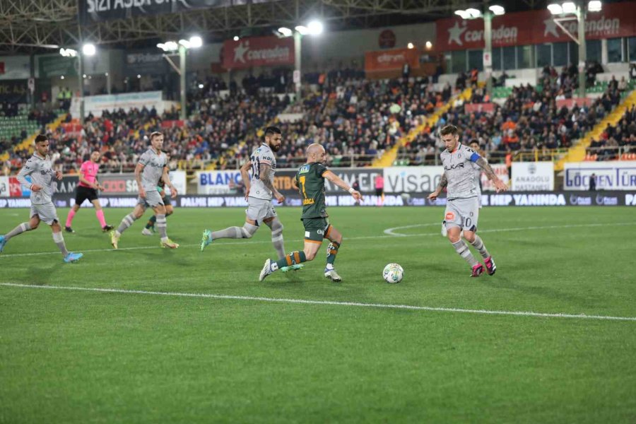 Spor Toto Süper Lig: Corendon Alanyaspor: 0 - Medipol Başakşehir: 0 (ilk Yarı)