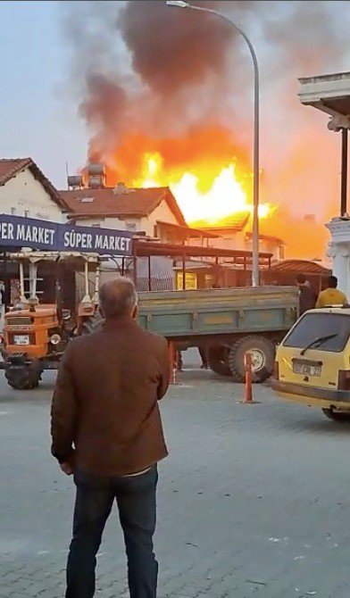 Turizm Bölgesinde Korkutan İşyeri Yangını