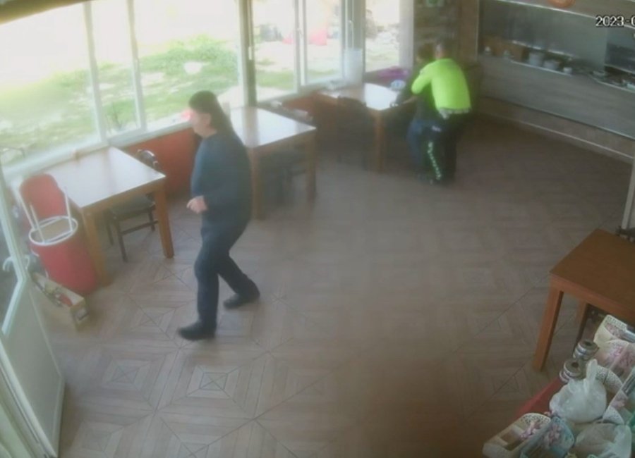 Trafik Polisinden Hayat Kurtaran Heimlich Manevrası