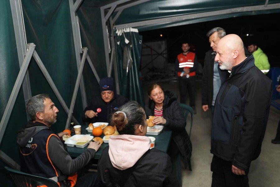 Başkan Çolakbayrakdar; “mobil Fırın İle Her Gün 16 Bin Sıcak Ekmek Dağıtıyoruz”