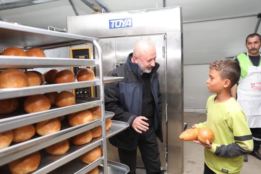 Başkan Çolakbayrakdar; “mobil Fırın İle Her Gün 16 Bin Sıcak Ekmek Dağıtıyoruz”