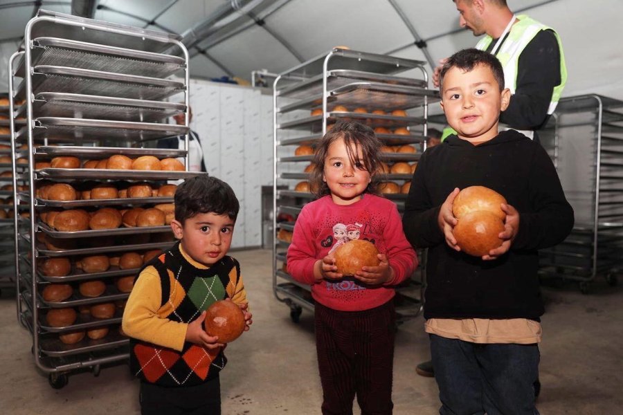 Başkan Çolakbayrakdar; “mobil Fırın İle Her Gün 16 Bin Sıcak Ekmek Dağıtıyoruz”