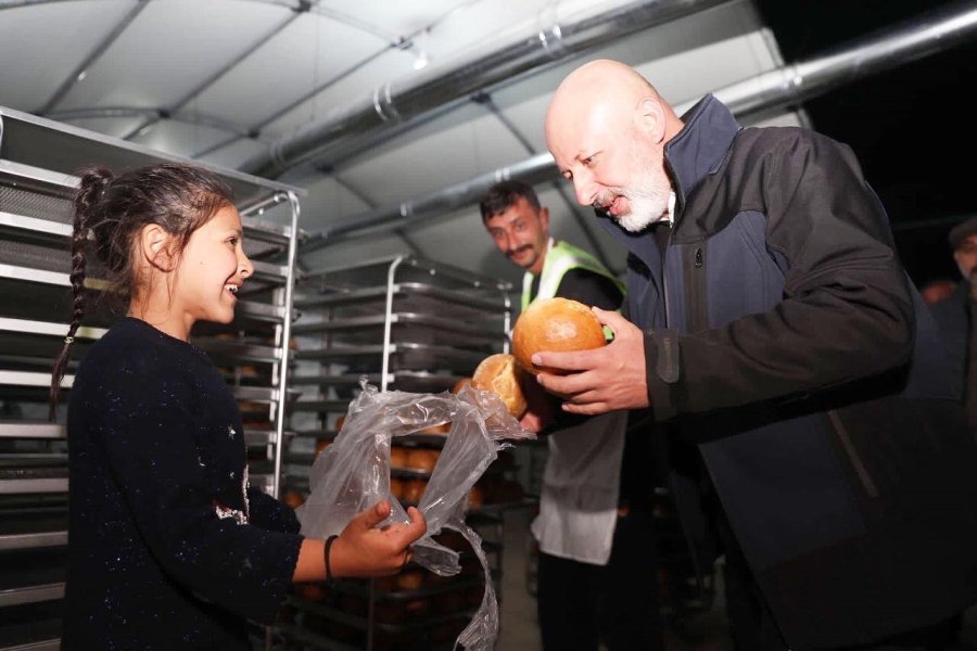 Başkan Çolakbayrakdar; “mobil Fırın İle Her Gün 16 Bin Sıcak Ekmek Dağıtıyoruz”