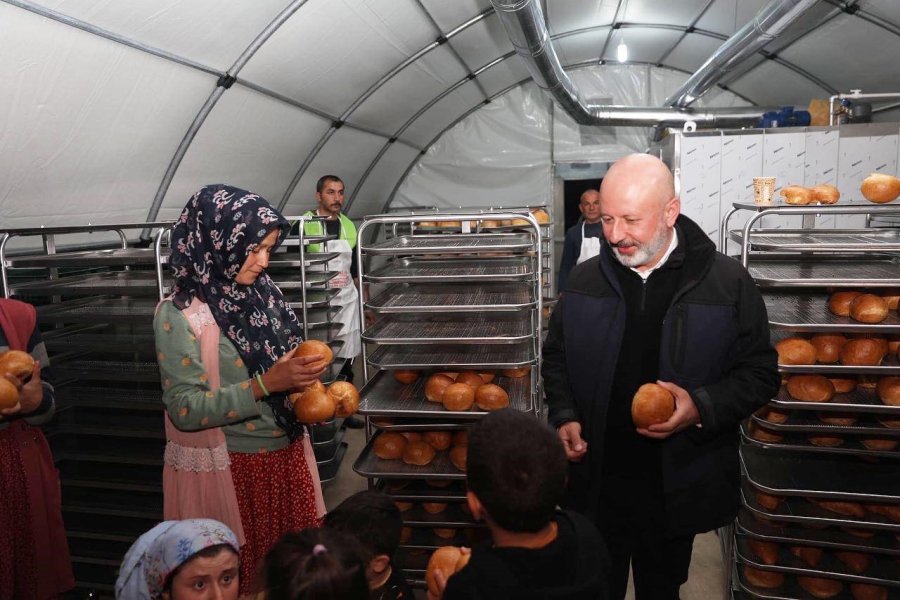 Başkan Çolakbayrakdar; “mobil Fırın İle Her Gün 16 Bin Sıcak Ekmek Dağıtıyoruz”