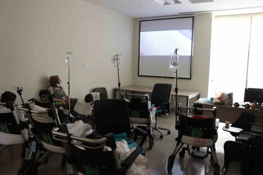 Hastane Odasını Sinema Salonuna Çevirdiler