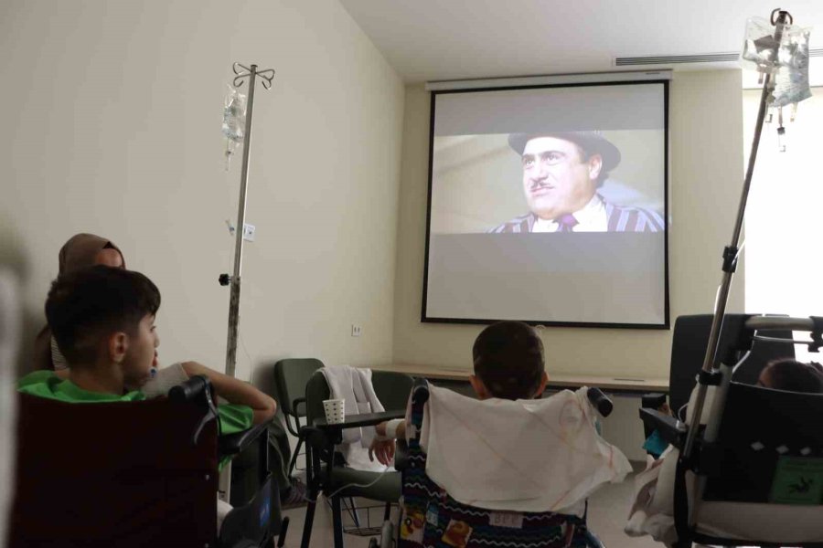 Hastane Odasını Sinema Salonuna Çevirdiler