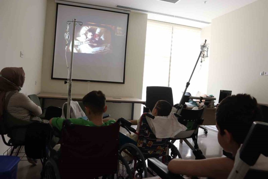 Hastane Odasını Sinema Salonuna Çevirdiler