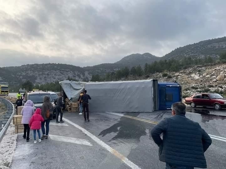 Antalya’da Zincirleme Trafik Kazası: 2 Yaralı