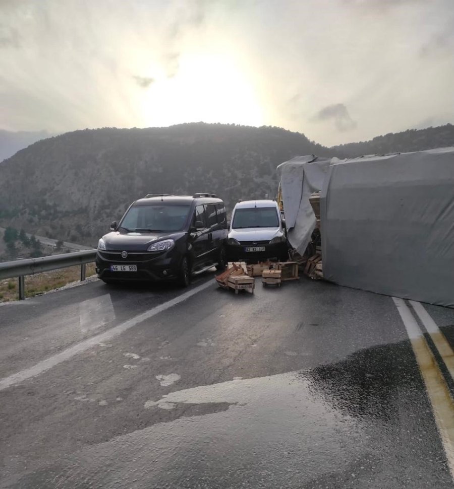 Antalya’da Zincirleme Trafik Kazası: 2 Yaralı