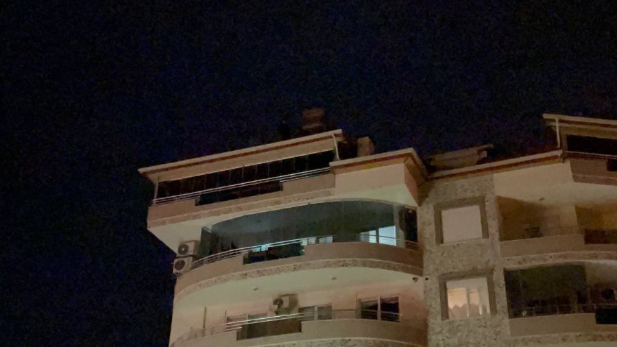 5 Katlı Binanın Çatısına Çıkan Kişiyi Polis İkna Etti