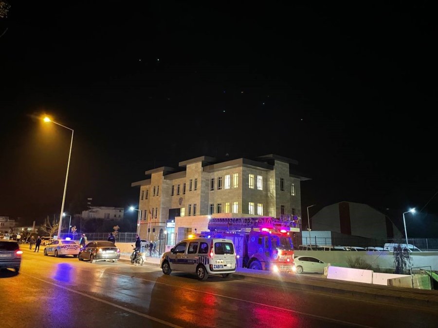 5 Katlı Binanın Çatısına Çıkan Kişiyi Polis İkna Etti