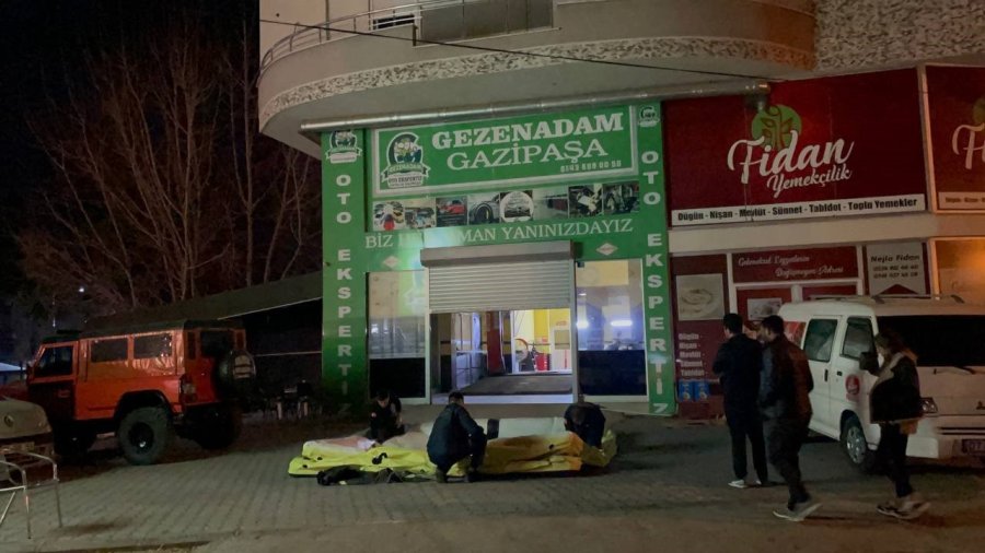 5 Katlı Binanın Çatısına Çıkan Kişiyi Polis İkna Etti