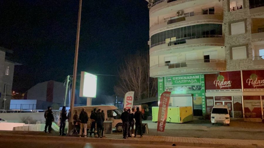 5 Katlı Binanın Çatısına Çıkan Kişiyi Polis İkna Etti