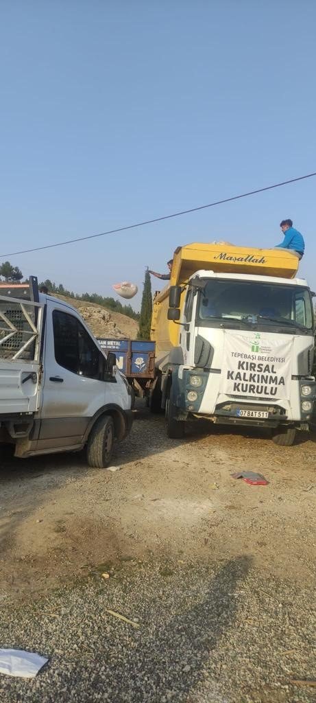 Tepebaşı Belediyesi’nden Depremzede Üreticiye Yem Desteği