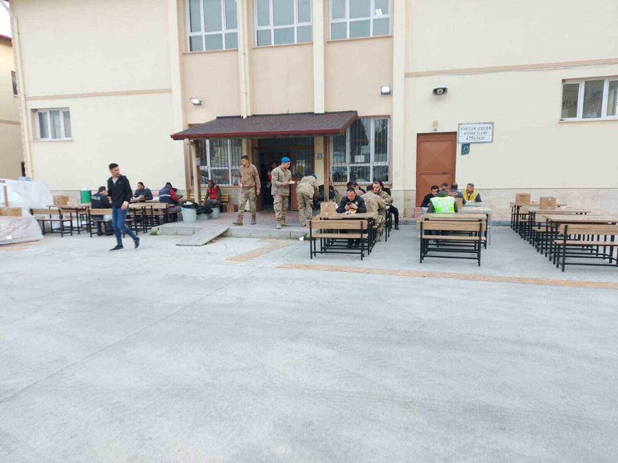 Eskişehirli Eğitimcilerin İlk Günden İtibaren Depremzedelere Desteği Devam Ediyor