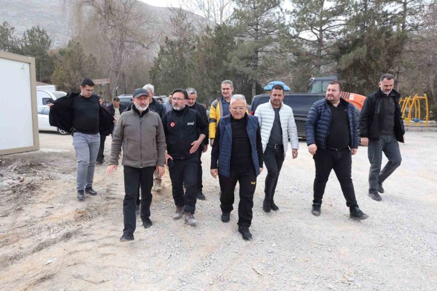 Başkan Büyükkılıç, Elbistan Kayseri Çarşısı’nda İncelemelerde Bulundu