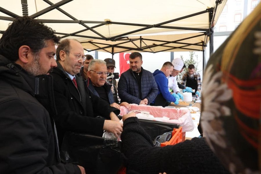 Başkan Büyükkılıç, Elbistan Kayseri Çarşısı’nda İncelemelerde Bulundu