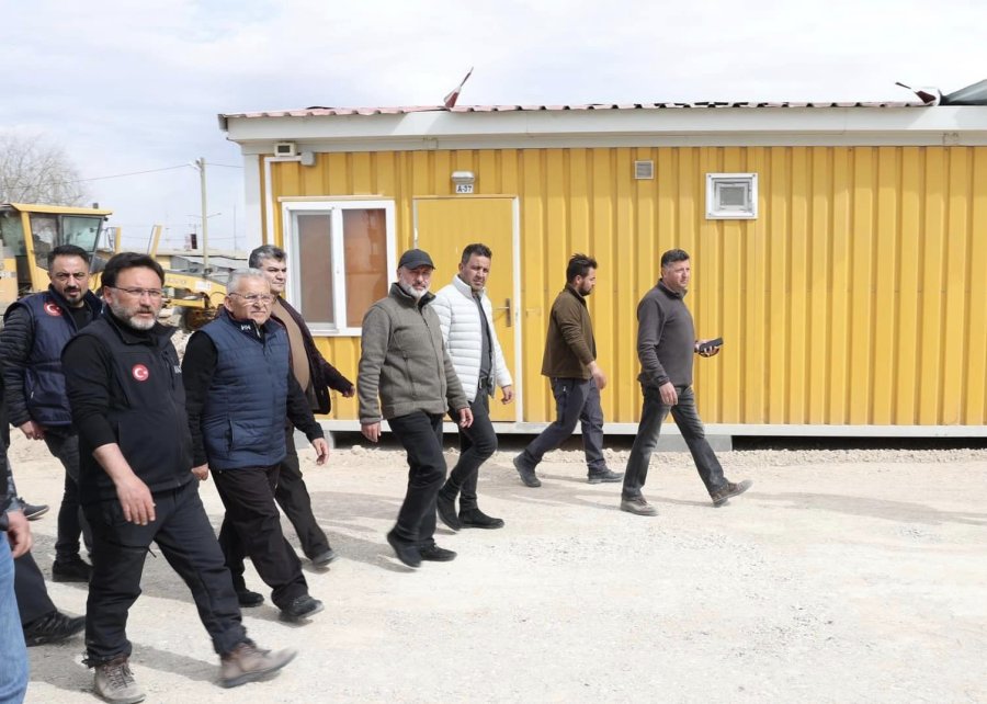 Başkan Büyükkılıç, Elbistan Kayseri Çarşısı’nda İncelemelerde Bulundu