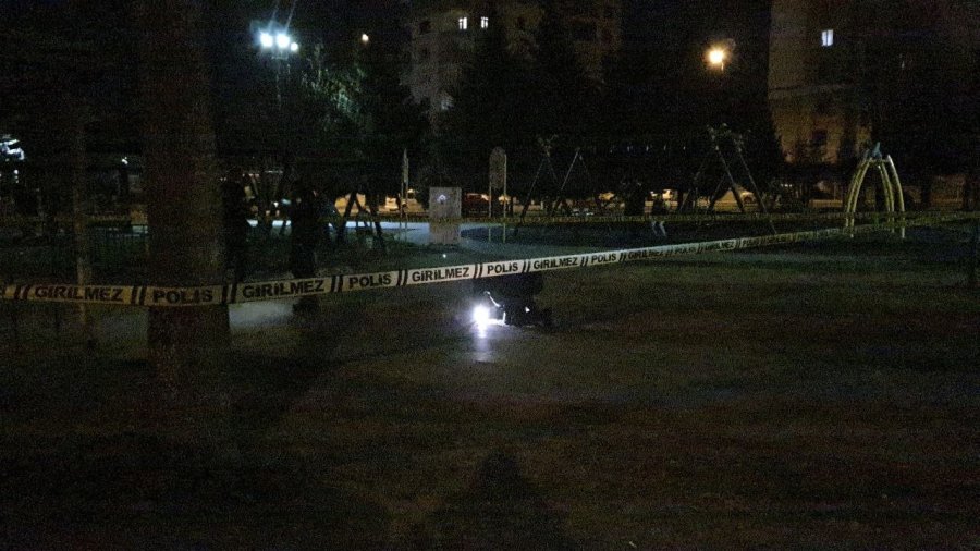 Parkta Yürüyen Kadın Bacağından Vuruldu