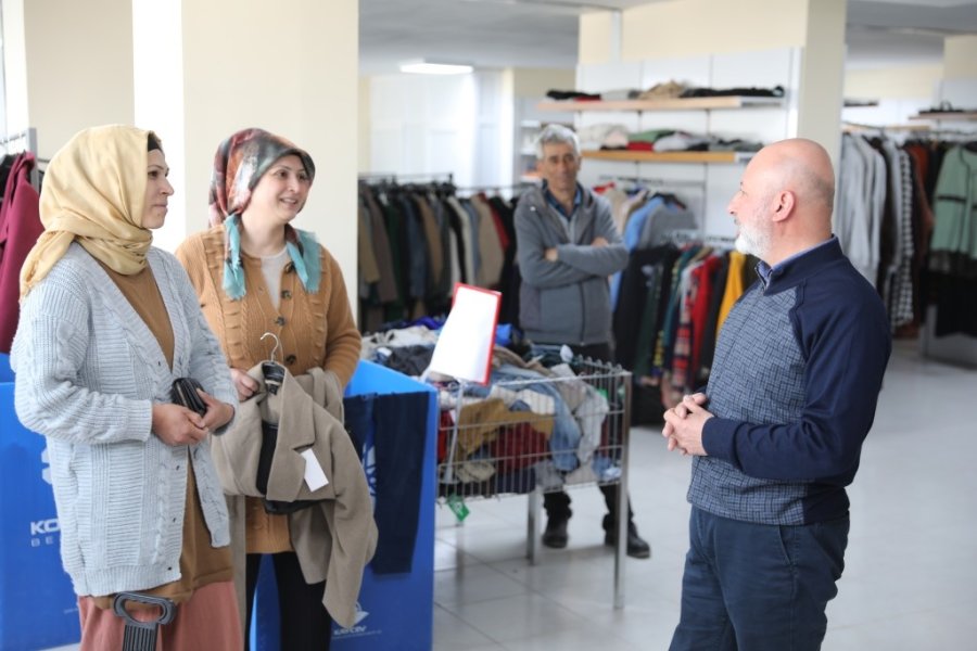 Kocasinan, Sosyal Market İle Depremzedelerin Kıyafet Taleplerini Karşılıyor