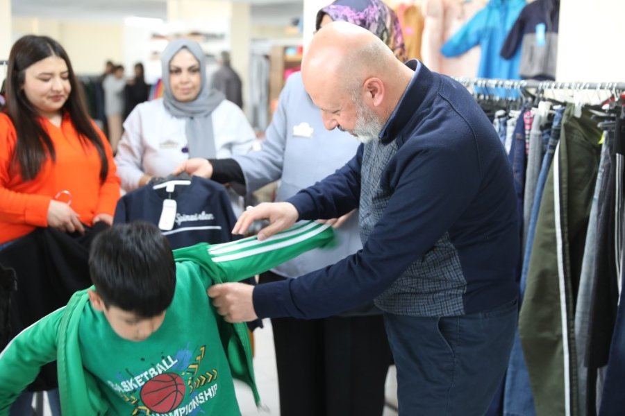 Kocasinan, Sosyal Market İle Depremzedelerin Kıyafet Taleplerini Karşılıyor