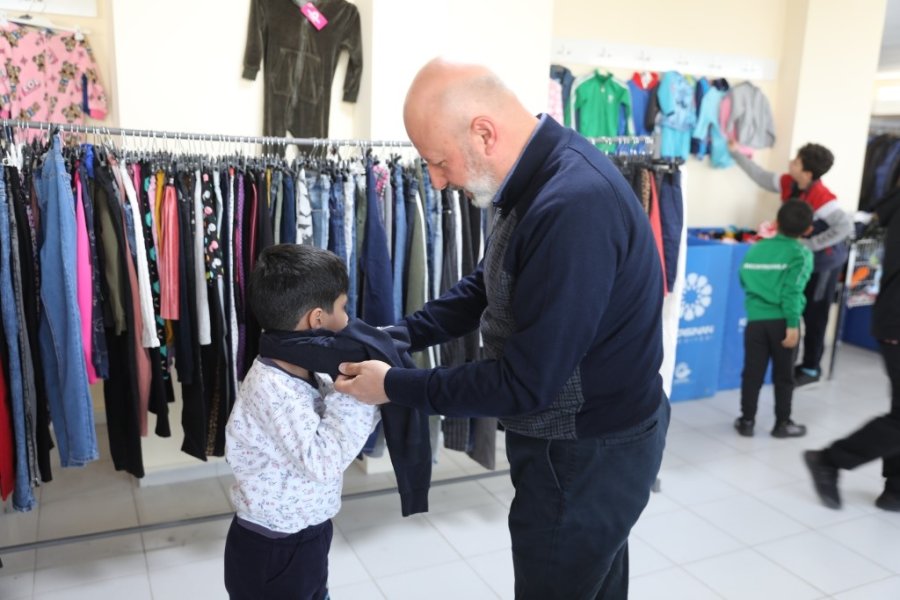 Kocasinan, Sosyal Market İle Depremzedelerin Kıyafet Taleplerini Karşılıyor