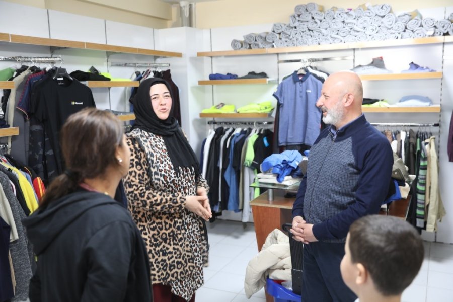 Kocasinan, Sosyal Market İle Depremzedelerin Kıyafet Taleplerini Karşılıyor