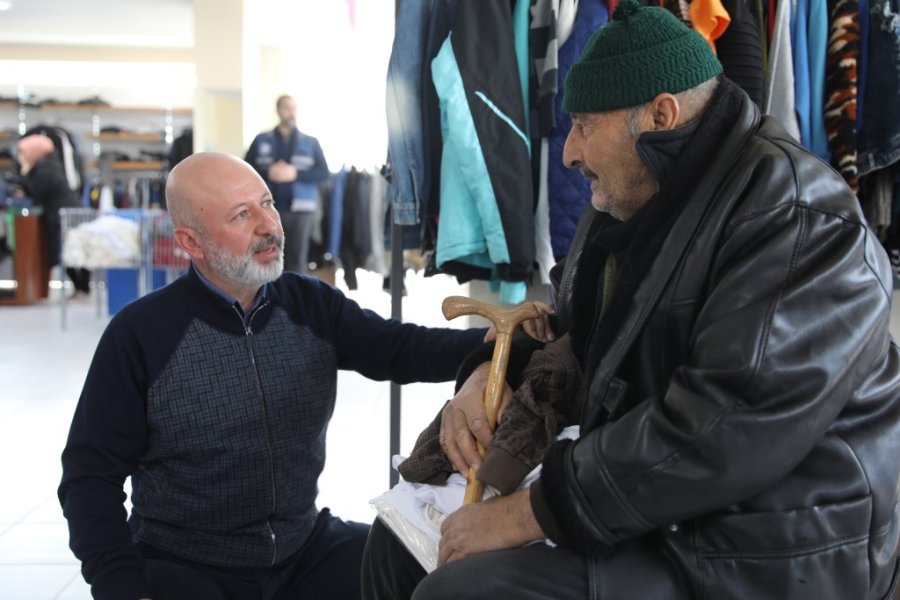 Kocasinan, Sosyal Market İle Depremzedelerin Kıyafet Taleplerini Karşılıyor
