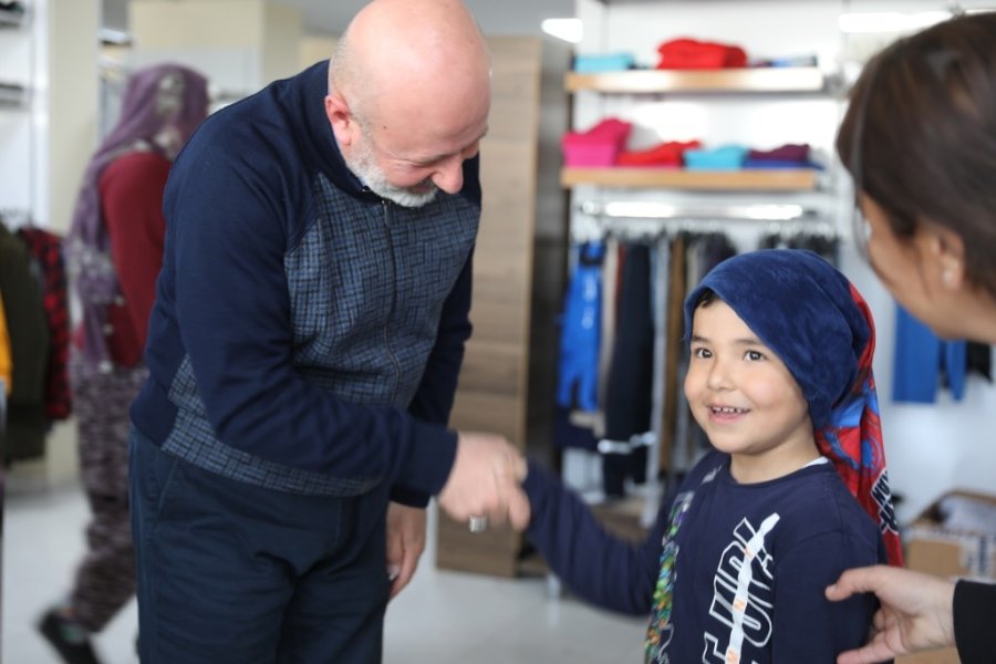 Kocasinan, Sosyal Market İle Depremzedelerin Kıyafet Taleplerini Karşılıyor