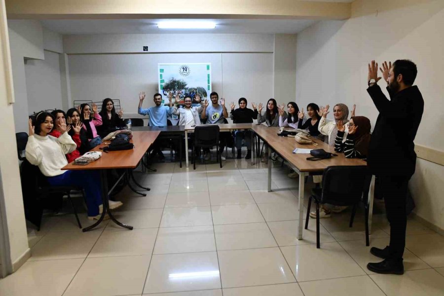 Bin Genç Aynı Anda Kayıt Oldu