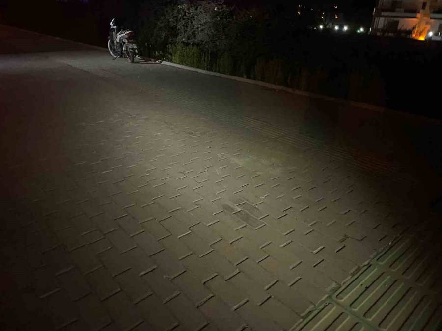 Alkollü Sürücü Kaldırıma Çarptı