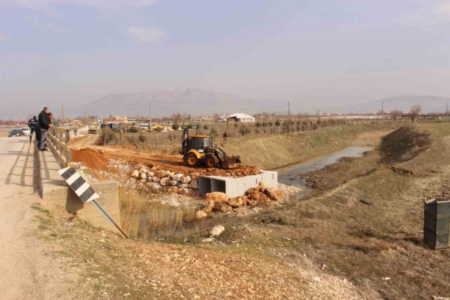 Elmalı Bayralar Mahallesi’nde Köprü İnşaatına Başlandı
