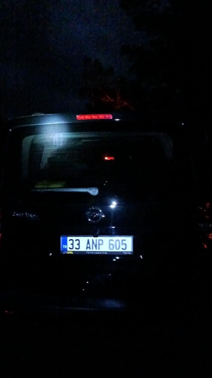 Kontrolden Çıkan Otomobil Trafik Levhasına Çarptı