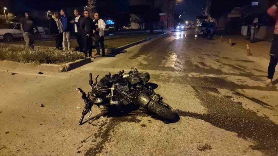 Manavgat’ta Otomobille Motosiklet Çarpıştı: 1 Yaralı