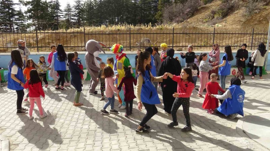 Depremzede Çocuklarından Afetin İzlerini Oyunla Silmeye Çalışıyorlar