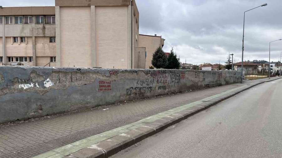 200 Metrelik Duvar Vandalların Hedefi Oldu