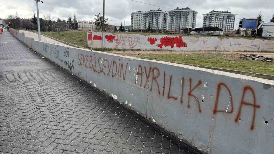 200 Metrelik Duvar Vandalların Hedefi Oldu