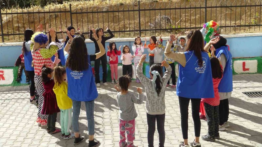 Depremzede Çocuklarından Afetin İzlerini Oyunla Silmeye Çalışıyorlar