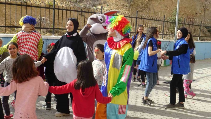 Depremzede Çocuklarından Afetin İzlerini Oyunla Silmeye Çalışıyorlar