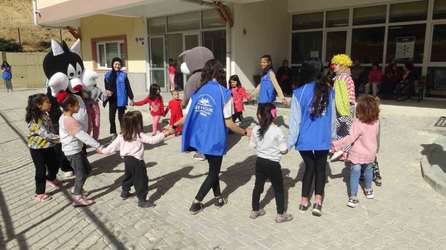 Depremzede Çocuklarından Afetin İzlerini Oyunla Silmeye Çalışıyorlar