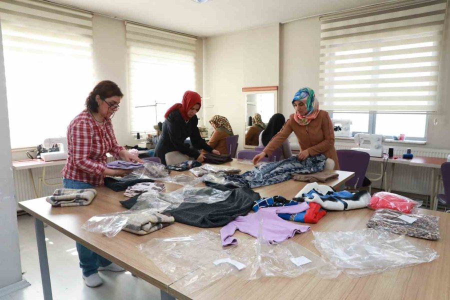 Kaymek, Depremzedelere Çocuk Ve Yetişkin Kıyafetleri Dikiyor