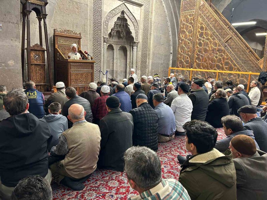 Kandil Gecesi Dualar Depremzedeler İçin