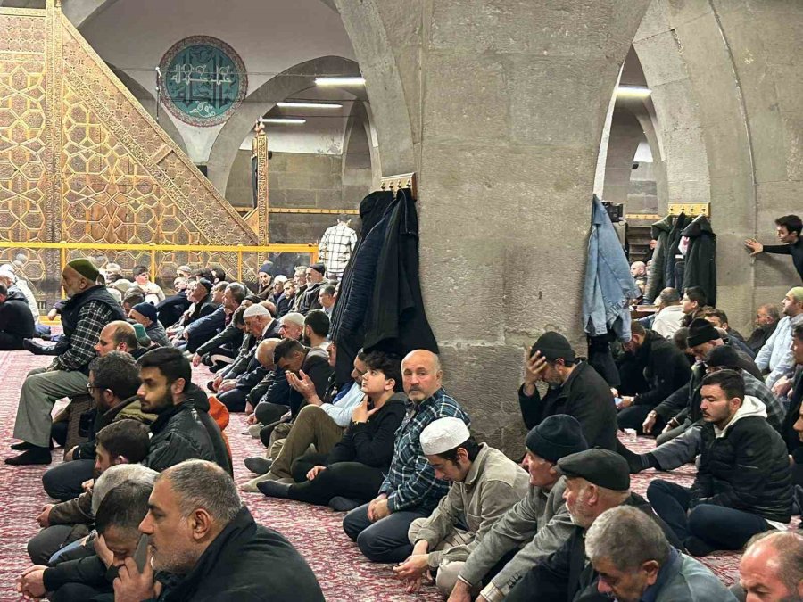 Kandil Gecesi Dualar Depremzedeler İçin