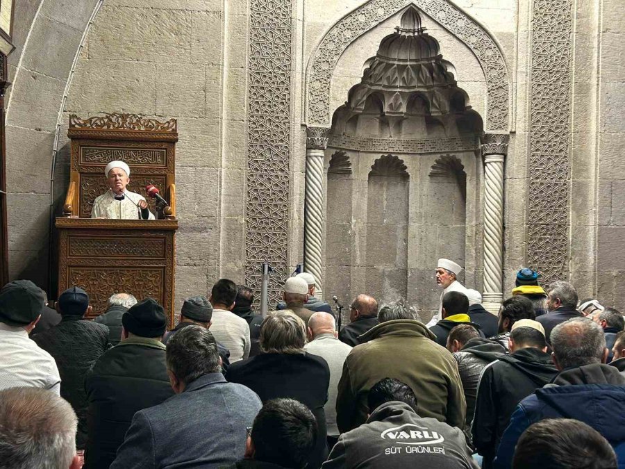 Kandil Gecesi Dualar Depremzedeler İçin