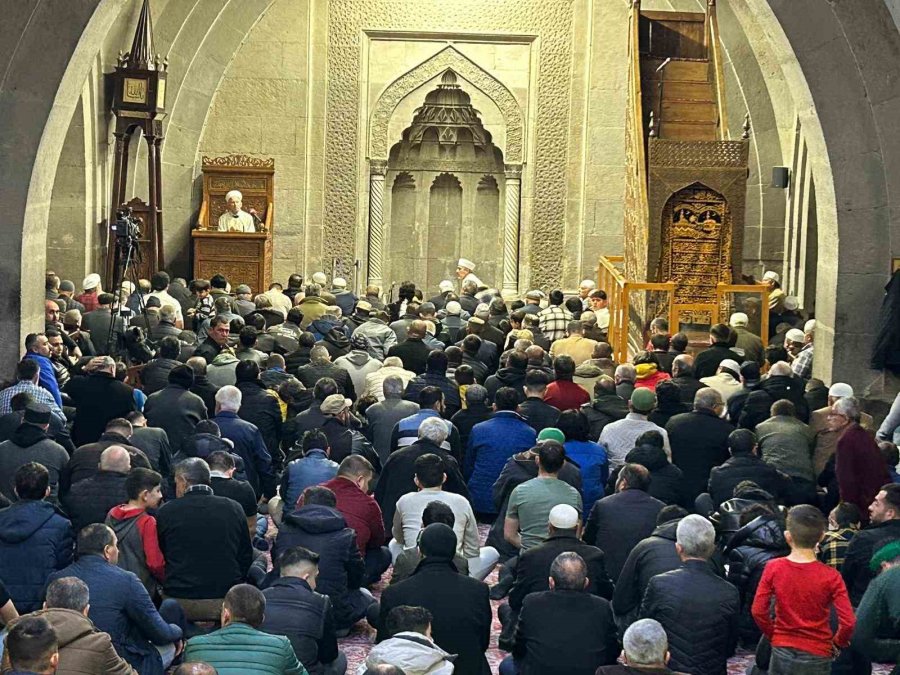 Kandil Gecesi Dualar Depremzedeler İçin