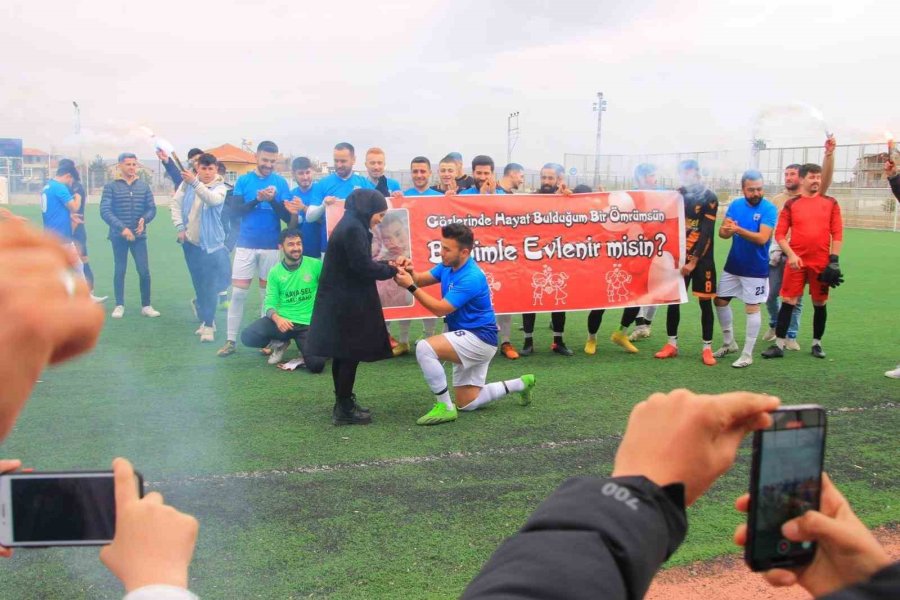 Maç Öncesi Yeşil Sahada Evlilik Teklifi