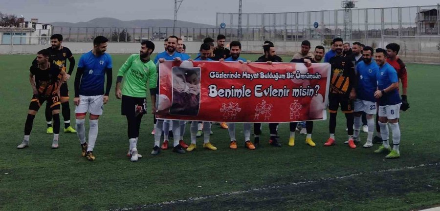 Maç Öncesi Yeşil Sahada Evlilik Teklifi