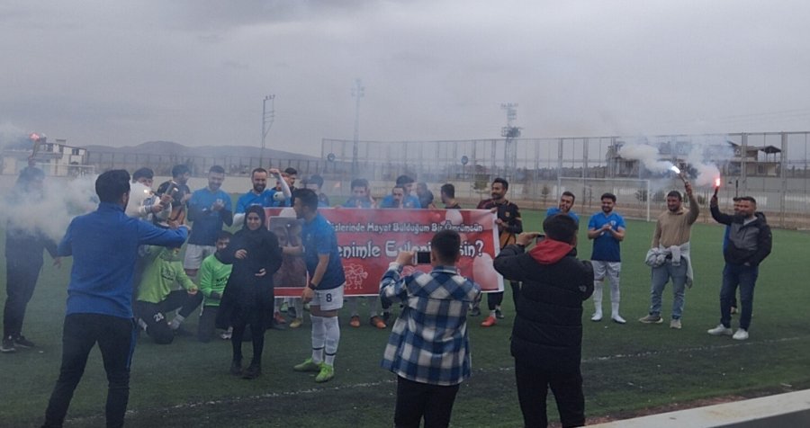 Maç Öncesi Yeşil Sahada Evlilik Teklifi